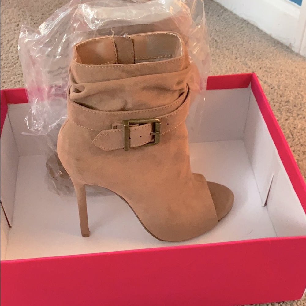 BROWN HEELED BOOTS
